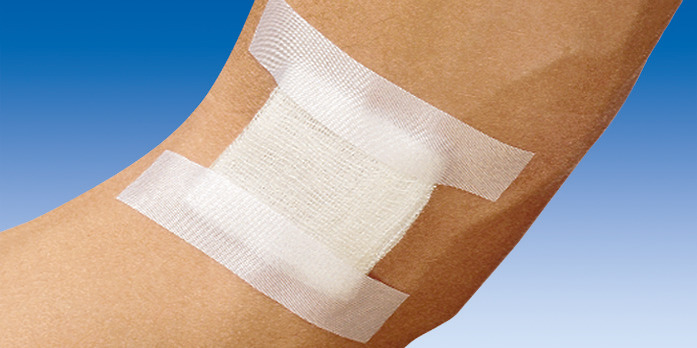 Omnifilm Fixierpflaster 2,5 cm x 5 m auf Kunststoffspulen